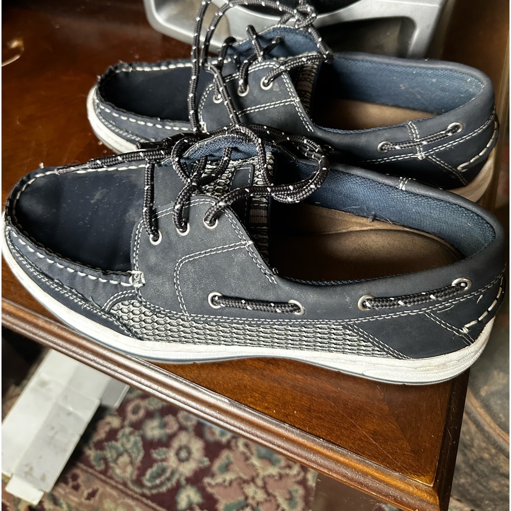 Barely worn highland creek size 9 m in great shape